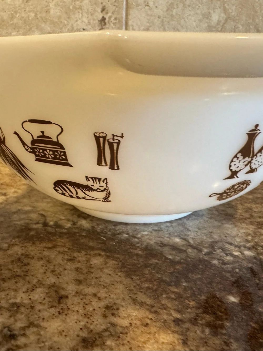 Vintage Pyrex Early American #443 2.5 Qt Cinderella Mixing Bowl Brown White